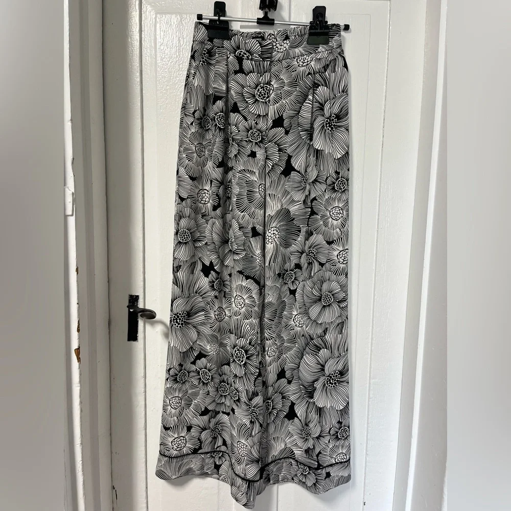 Express Stylist Super High Waisted Pleated Wide Leg Pant Floral Pant size 6 - Picture 4 of 11